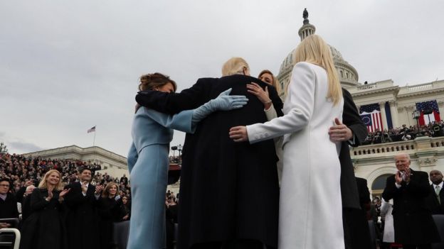 Donald Trump abraza a su familia