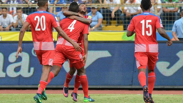 Jugadores panameños celebran el gol de Fidel Escobar.