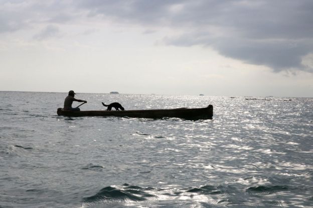 Un hombre en canoa frente a una isla de Guna Yala