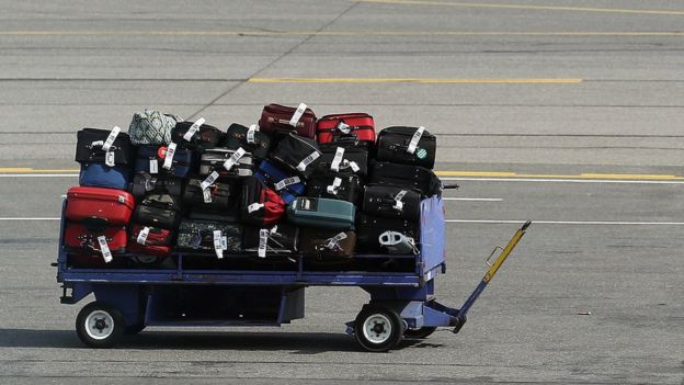 Un carro de maletas aguarda a ser recogido en el aeropuerto de Long Island MacArthur Islip
