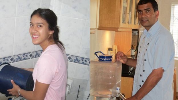 En la casa de Mohammed Allie su hija, Khadeeja, llena la cisterna con agua usada mientras que él bebe de un contenedor.