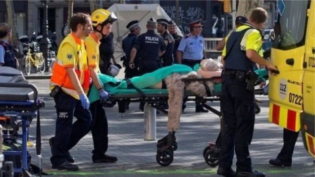 أدى هجوم بشاحنة على حشود السياح إلى مقتل 14 شخصاً واصابة العشرات في منطقة لاس رامبلاس السياحية.