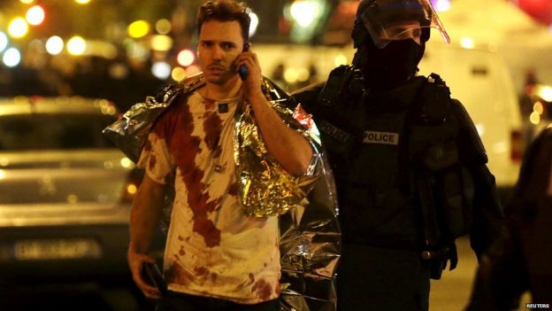 Hombre ensangrentado sale del club Le Bataclan en Paris