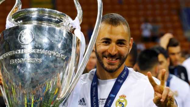 Benzema con el trofeo de la Champions League.