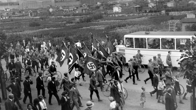 Marcha nazi fotografiada por Karl Niemann