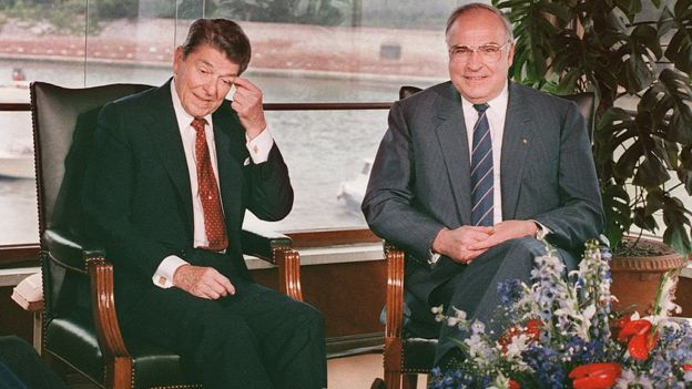هلموت کهل، صدر اعظم پیشین آلمان و رونالد ریگان، رئیس جمهور سابق آمریکا (۱۹۸۱-۱۹۸۹ میلادی)