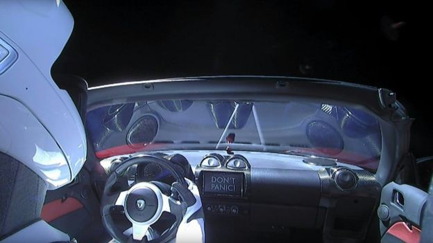 Una vista del auto en el espacio