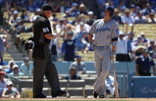 Aaron Hill fue sacado out por el umpire Tim Timmons