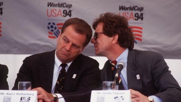Alan Rothenberg (izquierda) y Guido Tognoni, director de Relaciones Públicas de la FIFA en 1994.