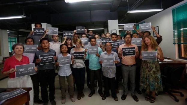 Nhân viên tờ Cambodia Daily cảm ơn bạn đọc