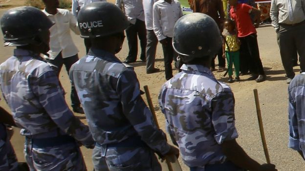 أفراد بالشرطة السودانية
