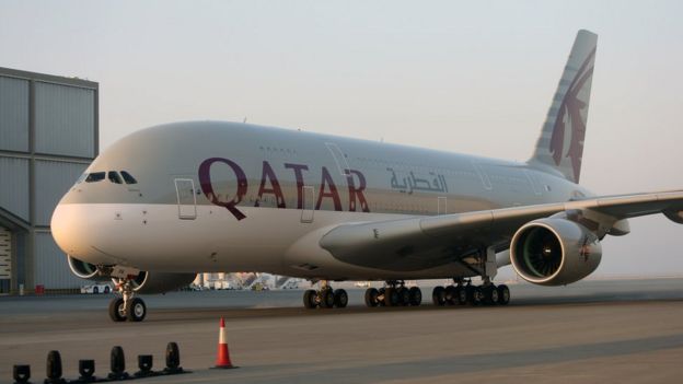 قطر تسير خطين للنقل البحري مع عمان والمغرب يرسل طائرة محملة بالمواد الغذائية _95942359_hi037760184