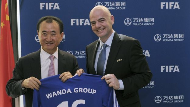 Wang Jianlin y Gianni Infantino Foto: Kurt Schorrer/FotoNet