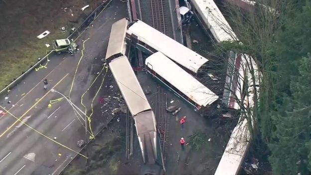 مقتل ثلاثة وإصابة العشرات في حادث قطار واشنطن _99262659_d291ff02-386c-4f7c-9e96-760981d0a082