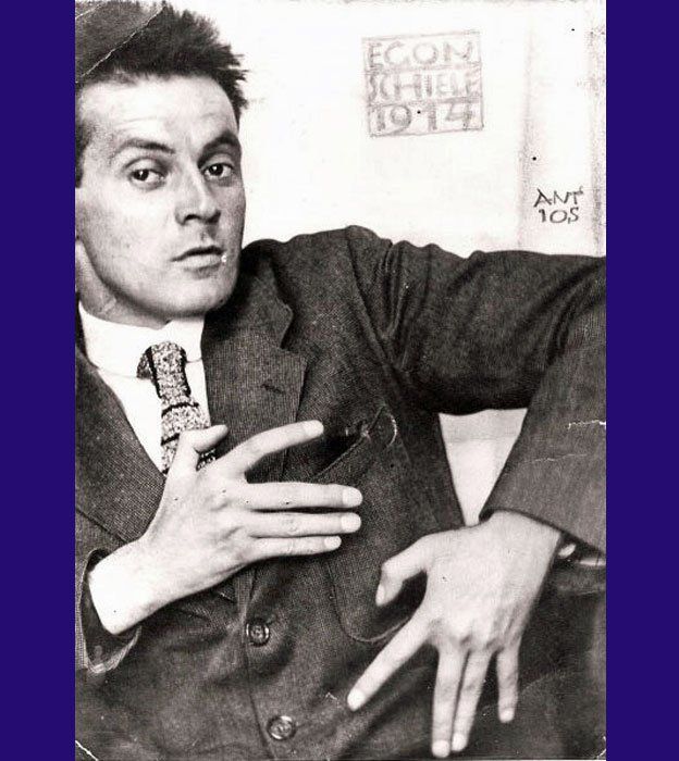 Egon Schiele, cuatro años antes de su muerte, a los 28 años de edad. Dominio Público