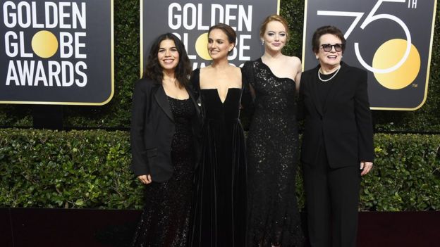 نجمات يرتدين ملابس سوداء خلال حفل توزيع جوائز "غولدن غلوب"