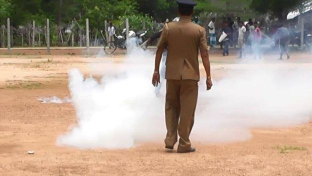 இலங்கை: காணி உரிமை தொடர்பாக போலீஸ் - பொது மக்கள் இடையே பதட்டம்