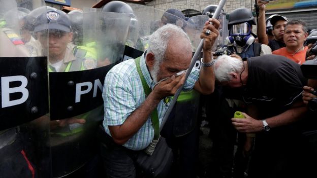 Gas pimienta contra bastones: así fue la "marcha de los abuelos" que protestó contra el gobierno Nicolás Maduro en Venezuela _96036859_94cd1f2b-15f0-4710-9811-23f1c207569f