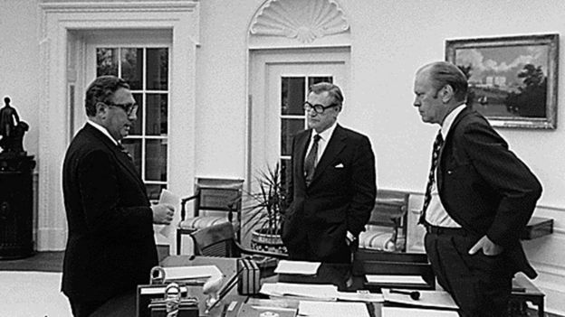 GS Nguyễn Tiến Hưng gọi ông Henry Kissinger (bìa trái hình) là Đao phủ Henry II
