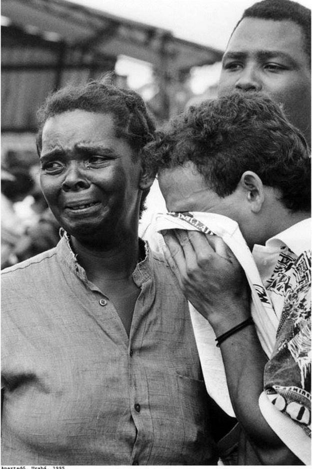 Familiares de víctimas de una masacre guerrillera en 1995