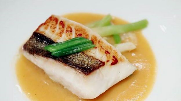 طبق السمك الذي سيقدم لمون