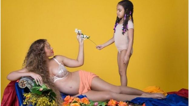 Beyonce Knowles na mwanawe Blue Ivy katika picha moja baada ya kutangaza kuwa ni mjamzito