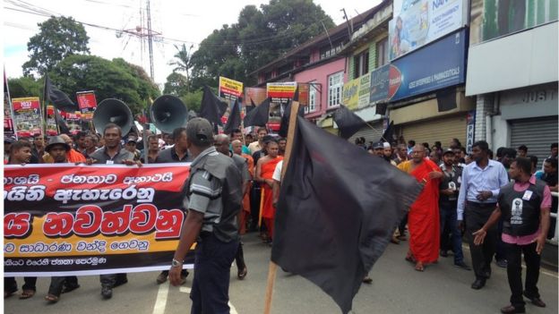 කළුකොඩි ඔසවමින් විරෝධය පළ කරමින්