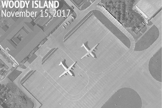 Imagen satelital de la isla Woody del archipiélago de las islas Paracel donde se observan dos aviones de transporte militar chino Y-8. (Foto: Iniciativa de Transparencia Marítima de Asia del CSIS)