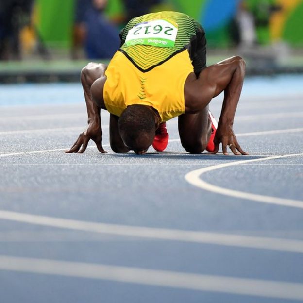Usain Bolt con la línea de izquierda a derecha