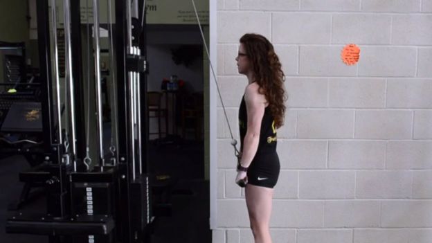Emma Halford entrenando en el gimnasio