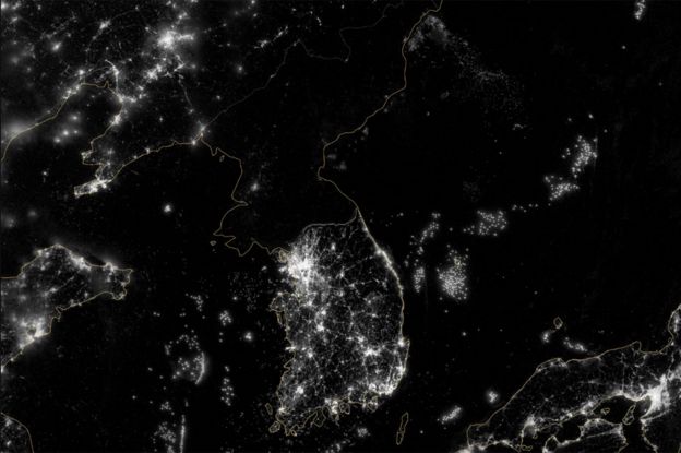 Огни Шэньяна (наверху слева) и Сеула (в середине), между ними - темное пятно Северной Кореи