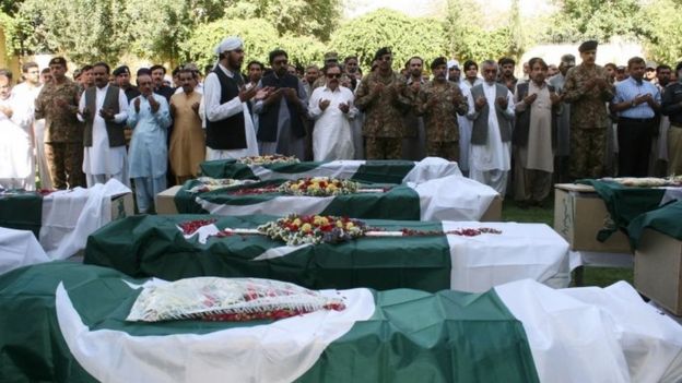 Pakistani government and security officials offer prayers during the funerals for security personnel killed in a powerful explosion in Quetta (23 June 2017)