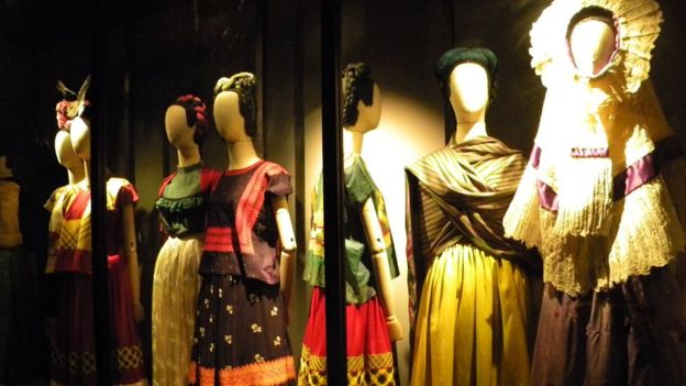 Roupas típicas populares mexicanas usadas por Frida Kahlo na exposição 