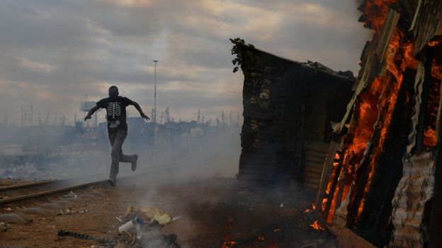 Mwanamume akikimbia KIbera Agosti 12, 2017