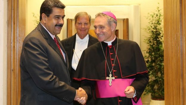 Maduro fue recibido por el arzobispo alemán Georg Gaenswein antes de mantener una reunión privada con el papa Francisco.
