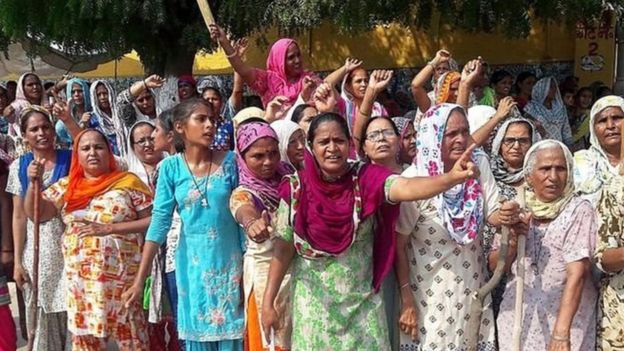 Mulheres protestam contra condenação de guru na Índia