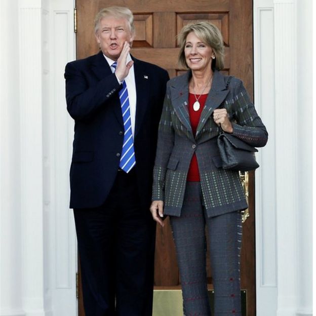 Donald Trump y Betsy DeVos