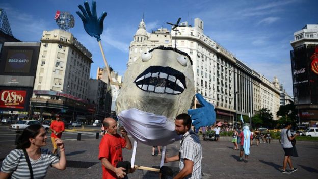 A principios de 2016, Macri, recién asumió, ordenó el despido de miles de empleados públicos que consideraba 