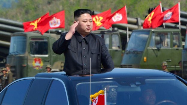 Kim Jong-un em desfile militar