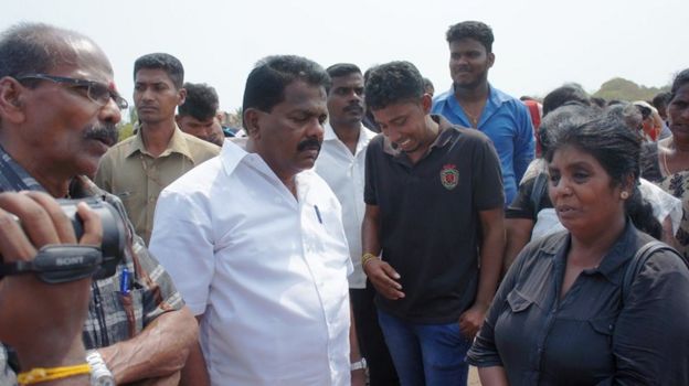 இன்று காலை முள்ளிவாய்க்கால் நினைவேந்தலையொட்டி, நந்திக்கடலில் மலர்கள் மிதக்கவிடப்பட்டன.