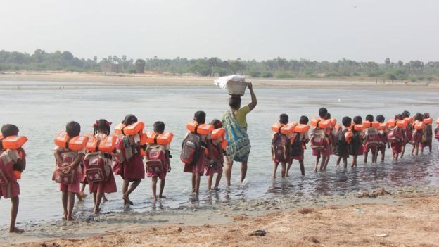வரிசையாக செல்லும் மாணவர்கள்