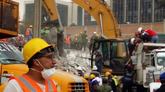 El colapso de una fábrica textil revive la muerte de cientos de costureras durante el sismo de 1985 en México.