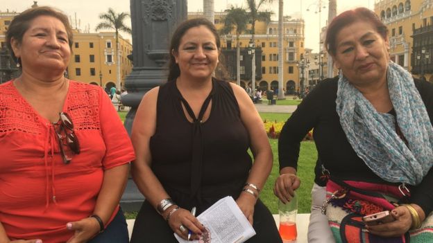 Livia Janampa acompañada de otras dos mujeres en Lima.