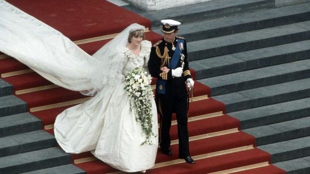 Pangeran Charles dan Lady Diana Spencer menuruni tangga Katedral St Paul setelah upacara pernikahan tahun 1981.