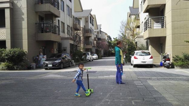 King Kong一家人在台湾桃园住4层楼的别墅，租金含车位管理费，一个月3000港币。