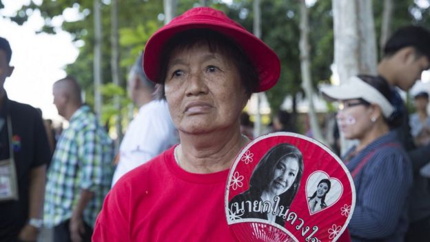 Một người ủng hộ bà Yingluck đứng ngoài Tòa án Tối cao trước phiên tòa về cáo buộc 'sao nhãng bổn phận' của bà hôm 27/9.