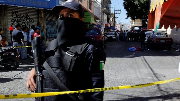 Policía controla zona donde hay un hombre muerto en Guerrero.