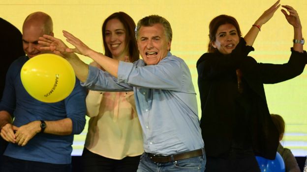 Mauricio Macri bailando cumbia