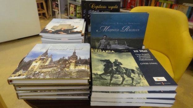 Стопка книг о короле в Бухаресте