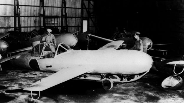 Personal del ejÃ©rcito estadounidense examina un aviÃ³n kamikaze japonÃ©s en 1943.